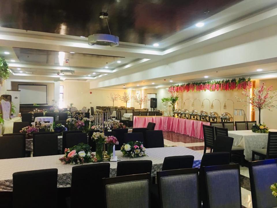 金银岛酒店带迷你水上乐园 Masbate City 外观 照片